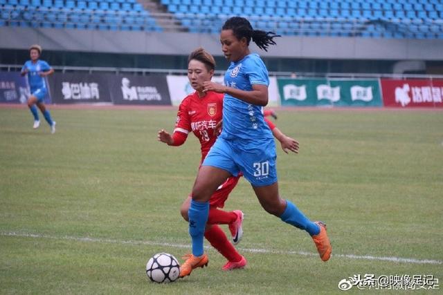 拜仁两大球员缺席国队：迪亚斯需休整，戴维斯享蜜月